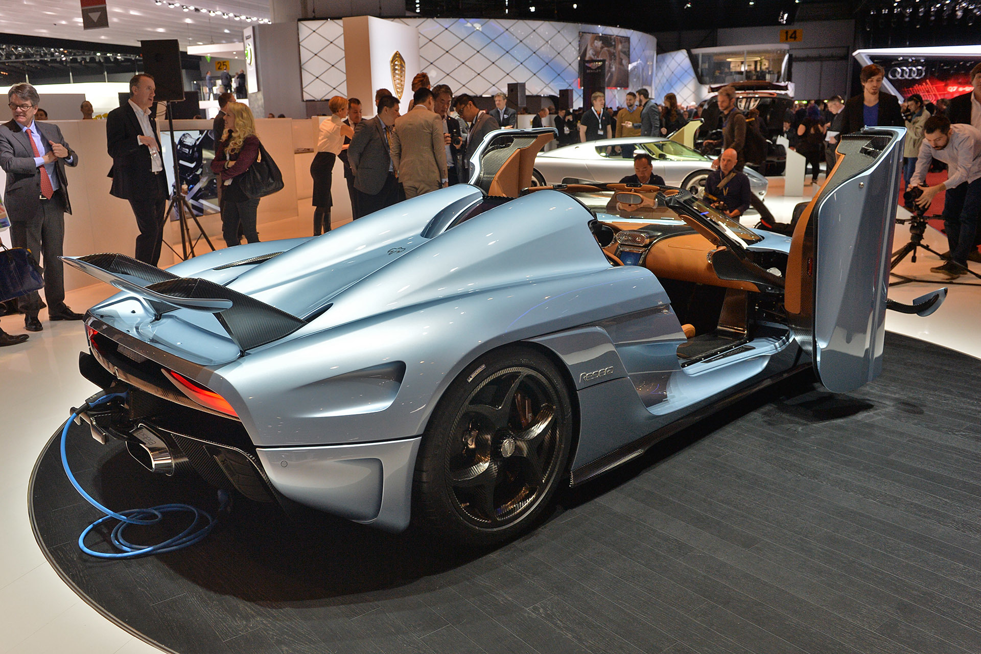 Koenigsegg Charges Forward With 1500 Hp Regera Hybrid Hypercar Wvideo Autoblog 7674