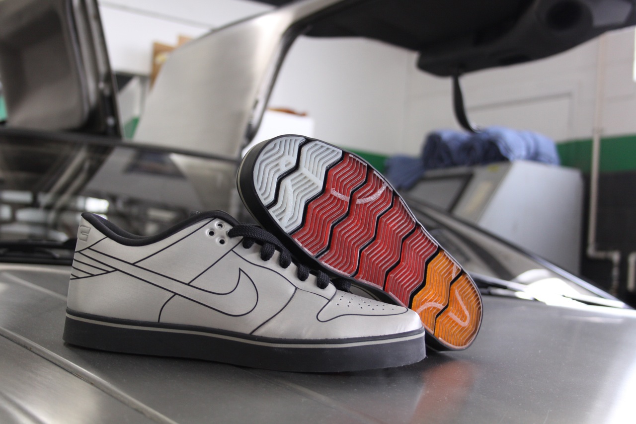 A nueve Glamour Bloquear Nike Dunk 6.0 DeLorean shoes: Autoblog Giveaway Photo Gallery