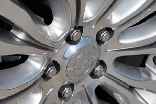 2011 Chrysler 200 wheel detail