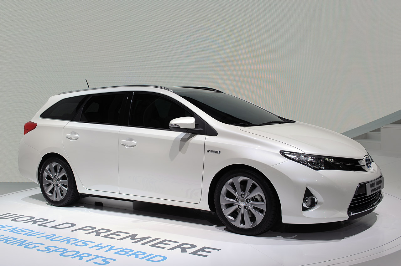 Toyota Auris hybrid e-car • The Register