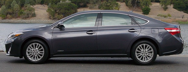 2013 Toyota Avalon side view