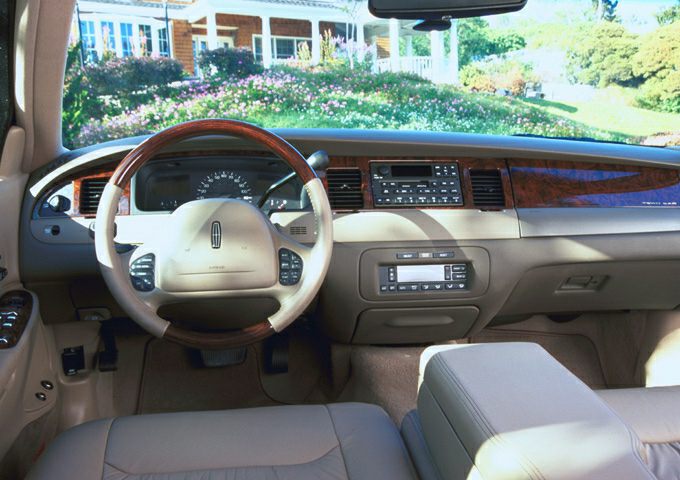 2001 Lincoln Town Car Executive 4dr Sedan Pictures