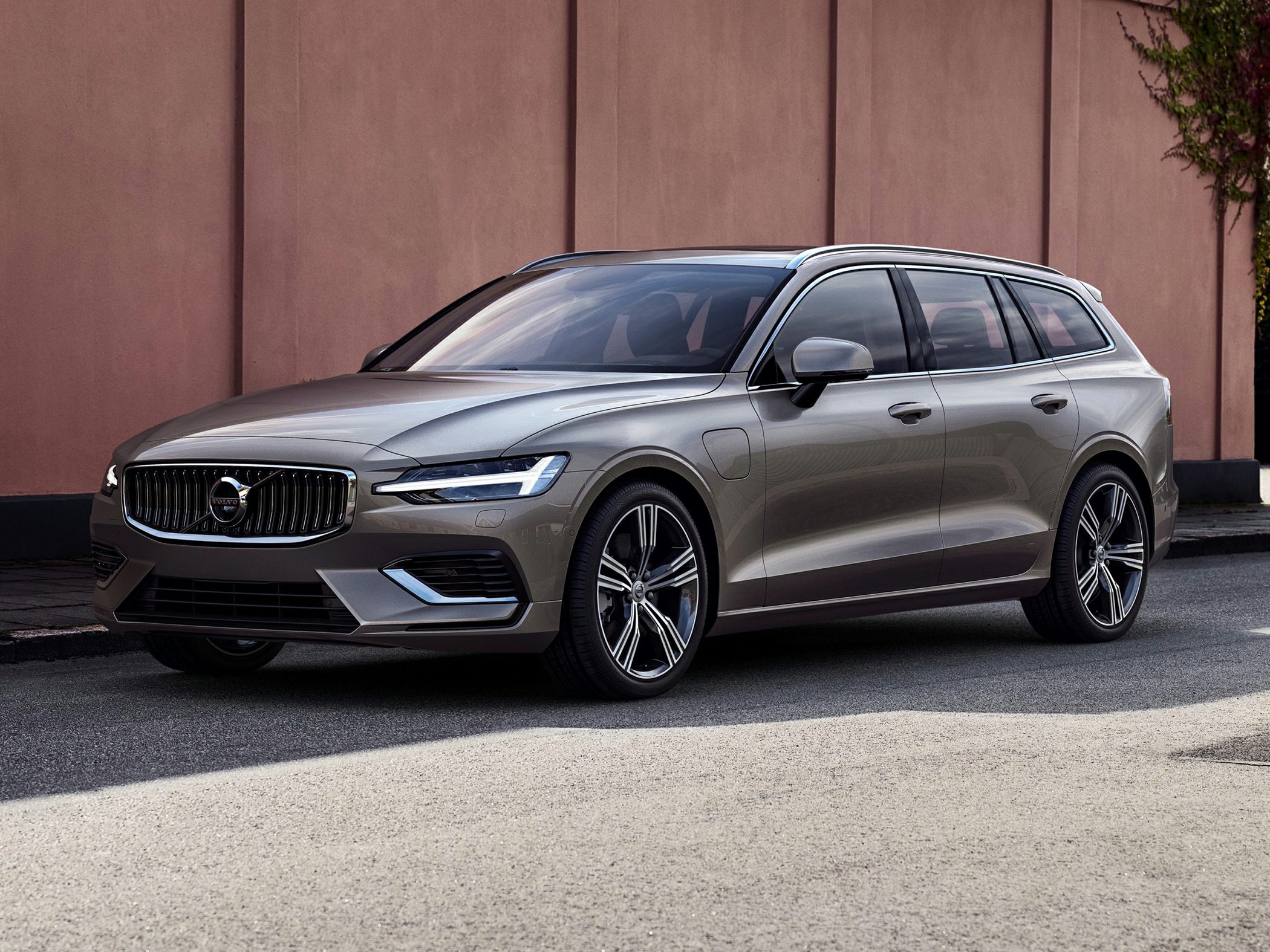 Great Deals on a new 2021 Volvo V60 Recharge PlugIn