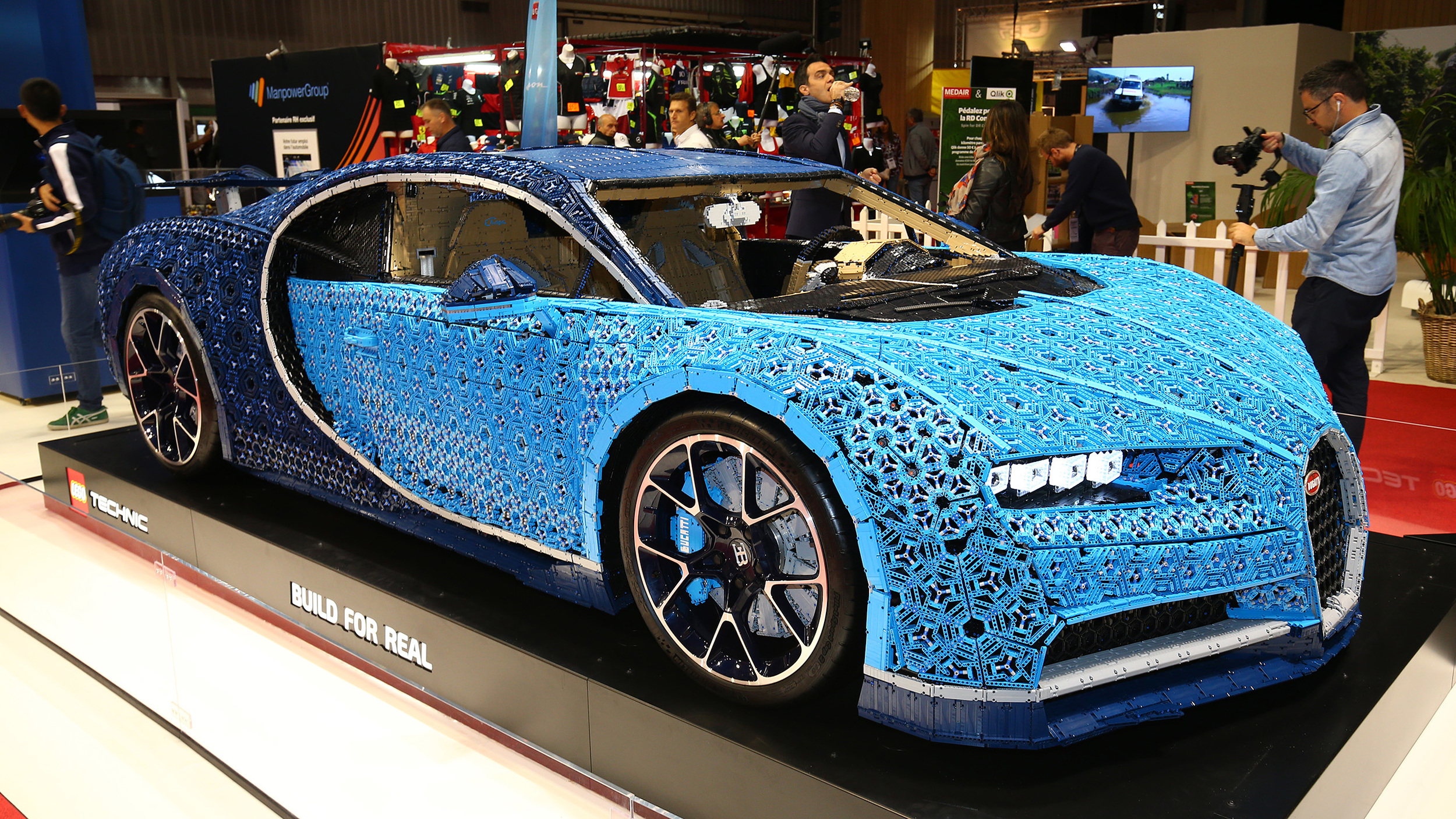 flaske muskel vinden er stærk LEGO Technic Bugatti Chiron: Paris 2018 Photo Gallery