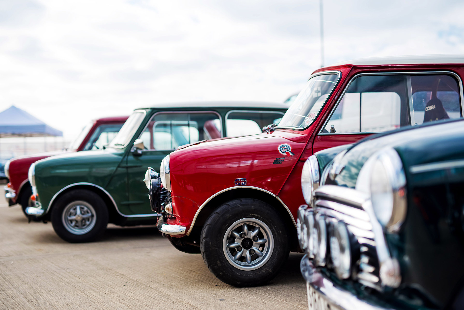 Mini celebrates its 60th with 60 Minis racing at Silverstone Classic ...
