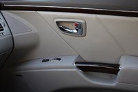 2011 Hyundai Azera Limited door panel