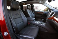 2011 Jeep Grand Cherokee front seats