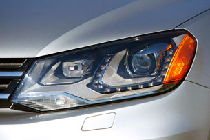 2011 Volkswagen Touareg Hybrid headlight