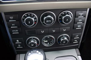 2011 Land Rover Range Rover Supercharged climate controls