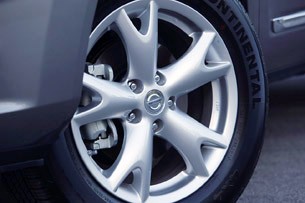 2011 Nissan Rogue wheel