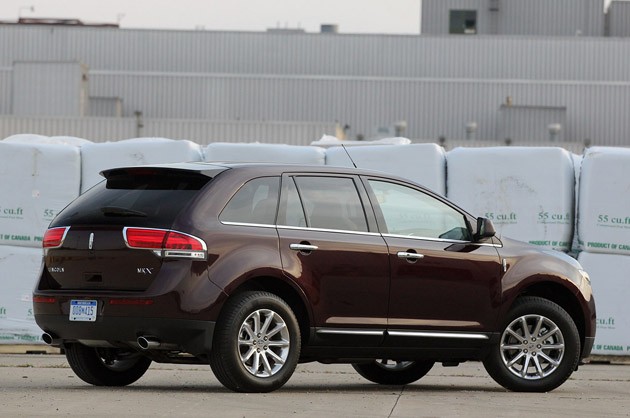 2011 Lincoln MKX rear 3/4 view