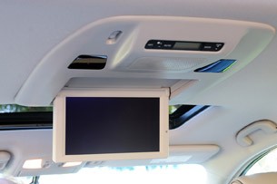 2011 Nissan Quest rear television