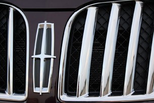 2011 Lincoln MKX grille