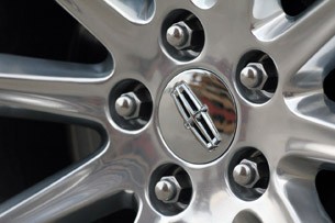 2011 Lincoln MKX wheel detail