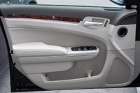 2011 Chrysler 300 door