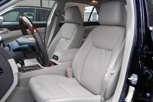 2011 Chrysler 300 front seats