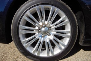 2011 Chrysler 300 wheel