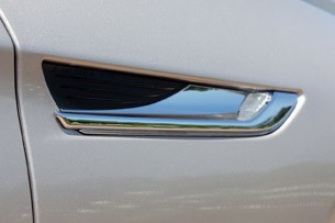 2012 BMW 6-Series Convertible side vent