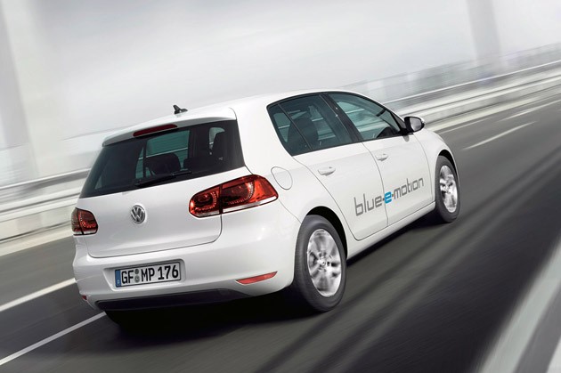2014 Volkswagen Golf Blue-e-motion driving