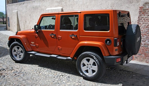 2011 Jeep Wrangler Unlimited 2.8 CRD rear 3/4 view