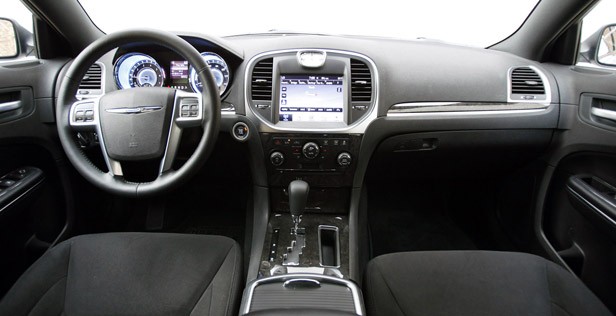 2011 Chrysler 300 interior