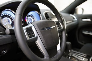 2011 Chrysler 300 steering wheel