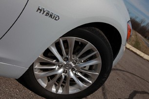 2012 Infiniti M35h wheel