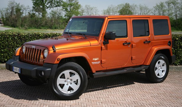 2011 Jeep Wrangler Unlimited 2.8 CRD front 3/4 view