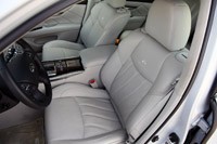 2012 Infiniti M35h front seats