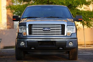 2011 Ford F-150 4x4 SuperCrew front 3/4 view