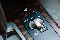 2011 Toyota Land Cruiser drive mode controls