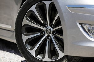 2012 Hyundai Genesis 5.0 R-Spec wheel