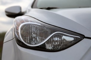 2011 Hyundai Elantra Limited headlight