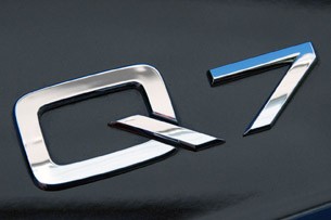 2011 Audi Q7 3.0T S line badge