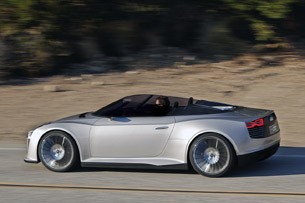 2014 Audi e-tron Spyder driving