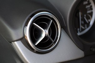 2012 Mercedes-Benz B-Class dash vent