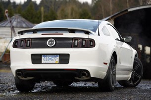 2013 Ford Mustang GT rear 3/4 view