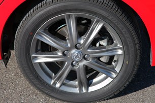 2012 Toyota Yaris SE wheel