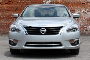 2013 Nissan Altima front view