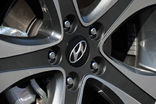 2013 Hyundai Elantra Coupe wheel