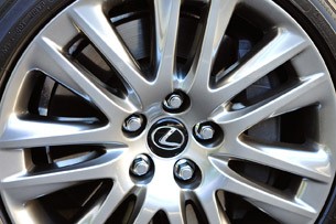 2013 Lexus LS wheel