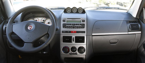 2013 Fiat Strada interior