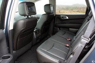 2013 Nissan Pathfinder rear seats