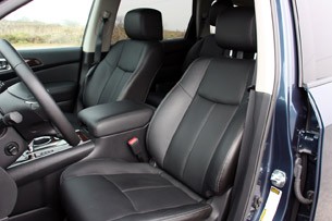 2013 Nissan Pathfinder front seats
