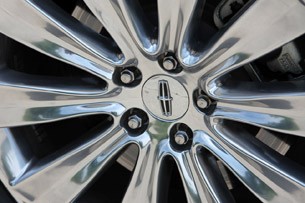 2013 Lincoln MKS EcoBoost wheel detail