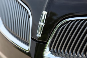 2013 Lincoln MKS EcoBoost grille