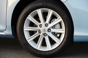 2013 Toyota Camry Hybrid wheel