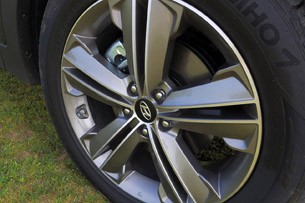 2013 Hyundai Sante Fe wheel