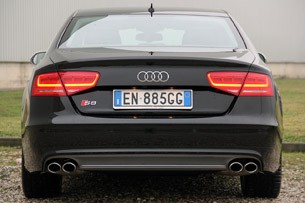 2013 Audi S8 rear view