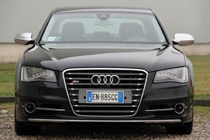 2013 Audi S8 front view